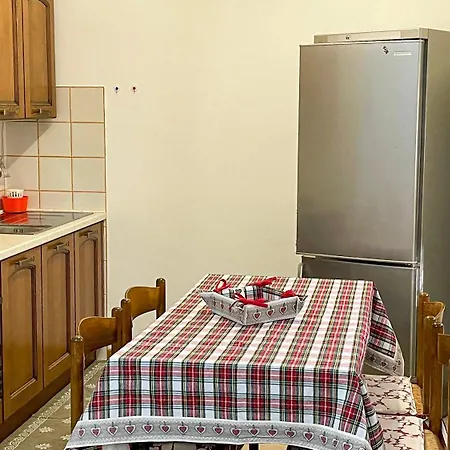 - Stefania Pescocostanzo